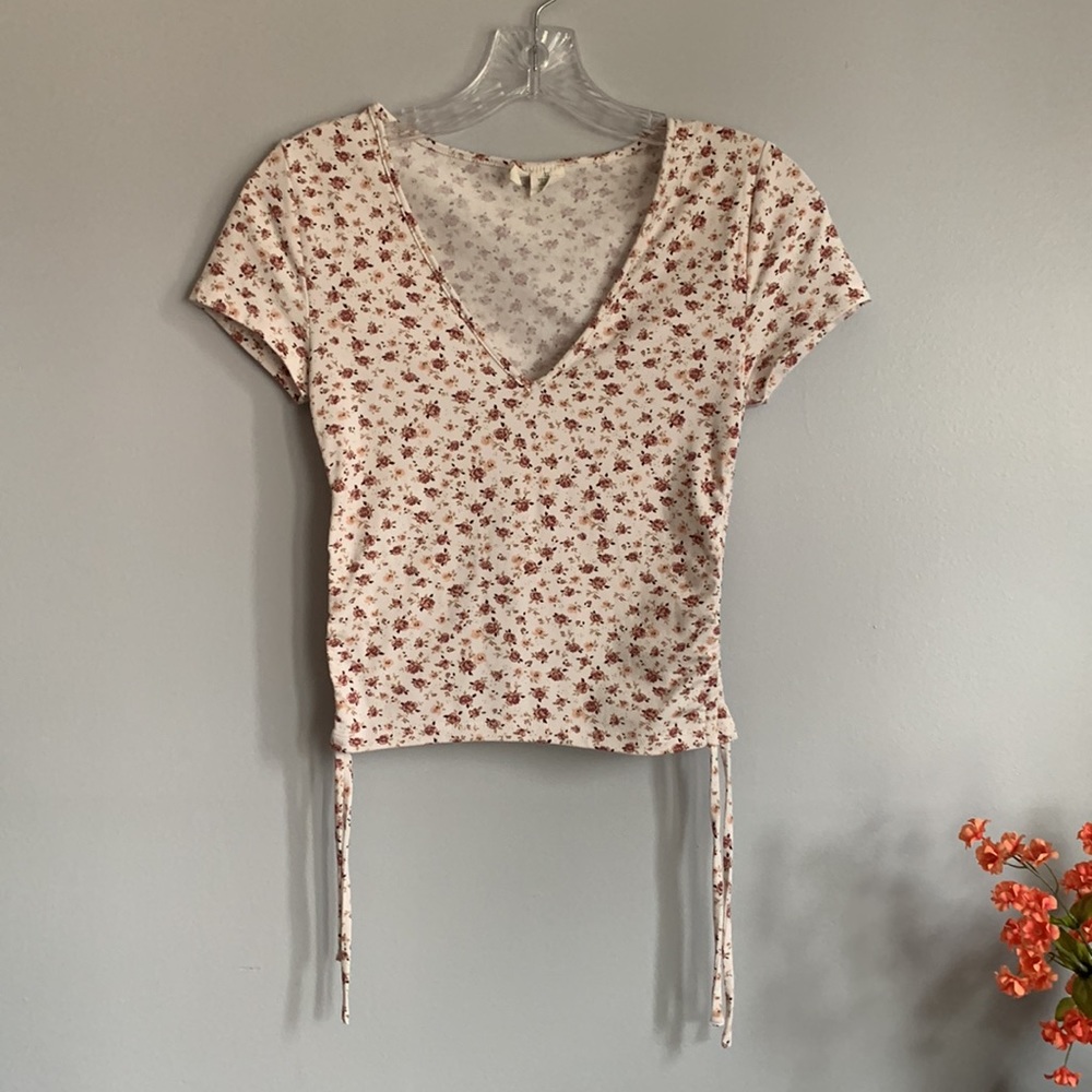 Women’s (juniors) Sky and Sparrow V-neck top size XS